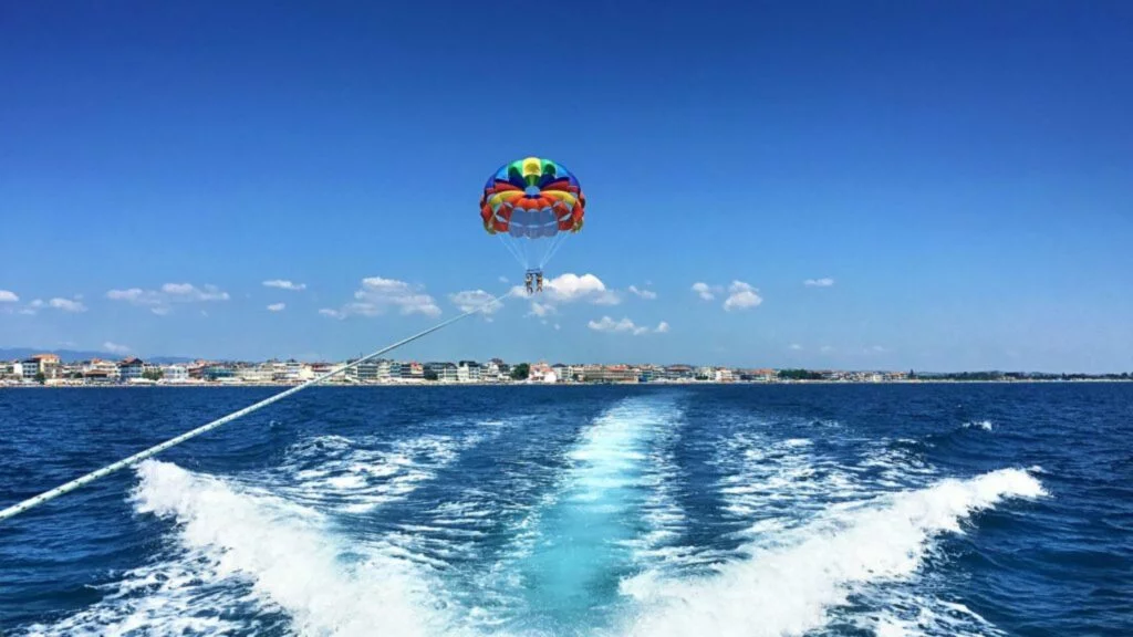 Parasailing in Hanumantia Tapu