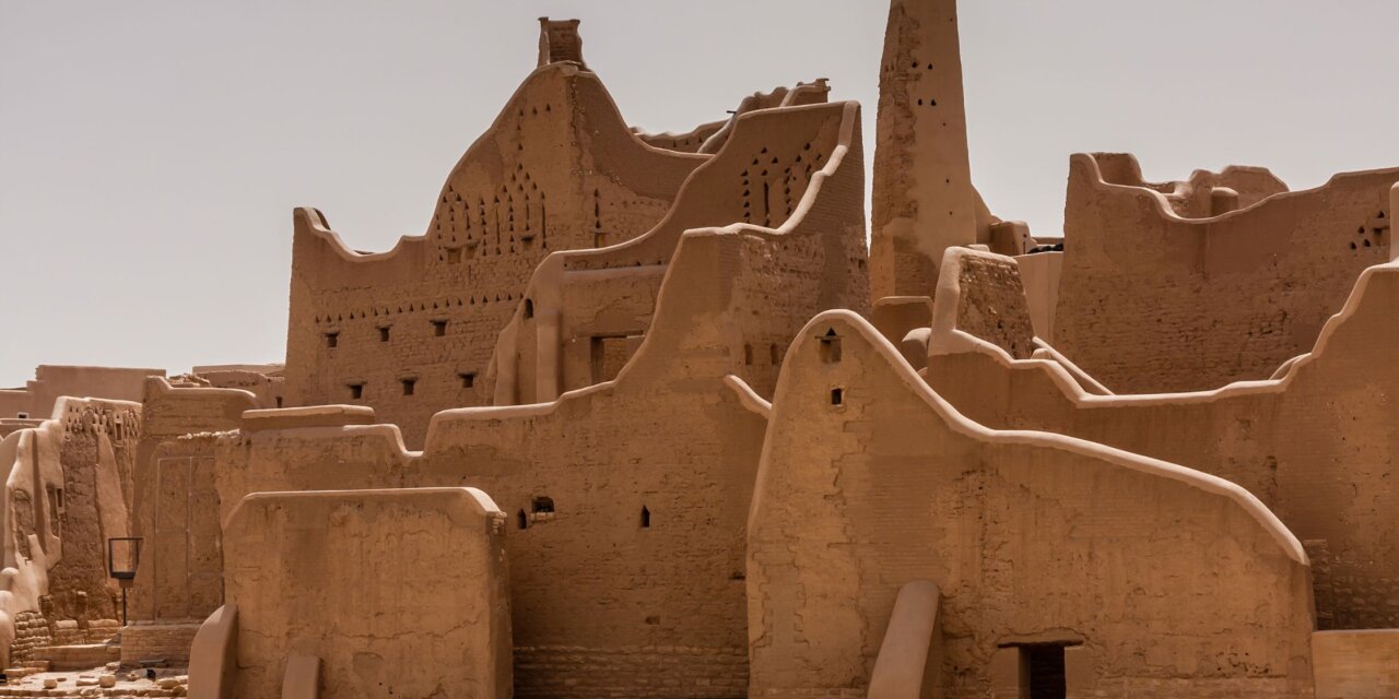 A Visual Journey through Saudi Arabia’s Historic Landmarks: Capturing the Beauty of the Past